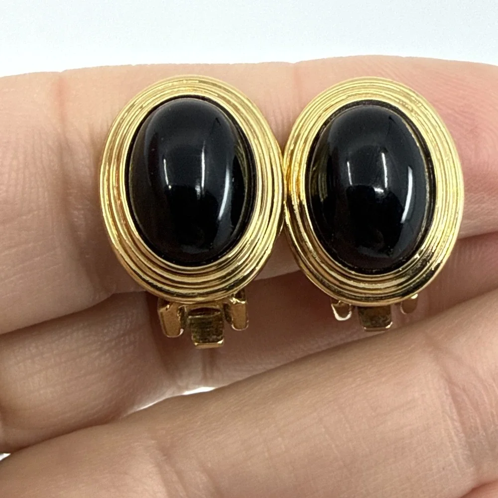 Vtg‎ Christian Dior Gold Tone Black Glass Cabachon Clip On Earrings .75